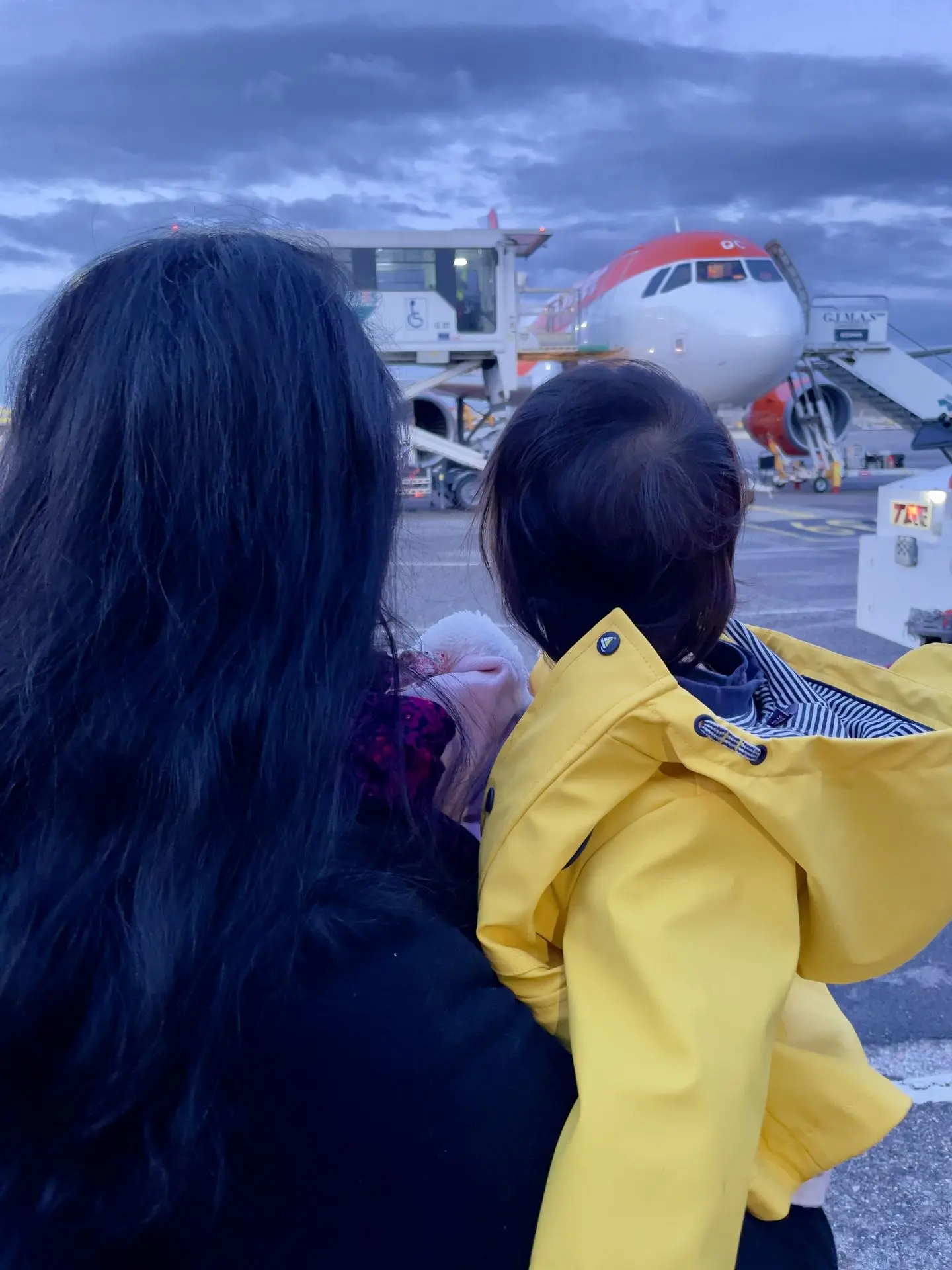 Maman et bébé embarquant dans l&#39;avion