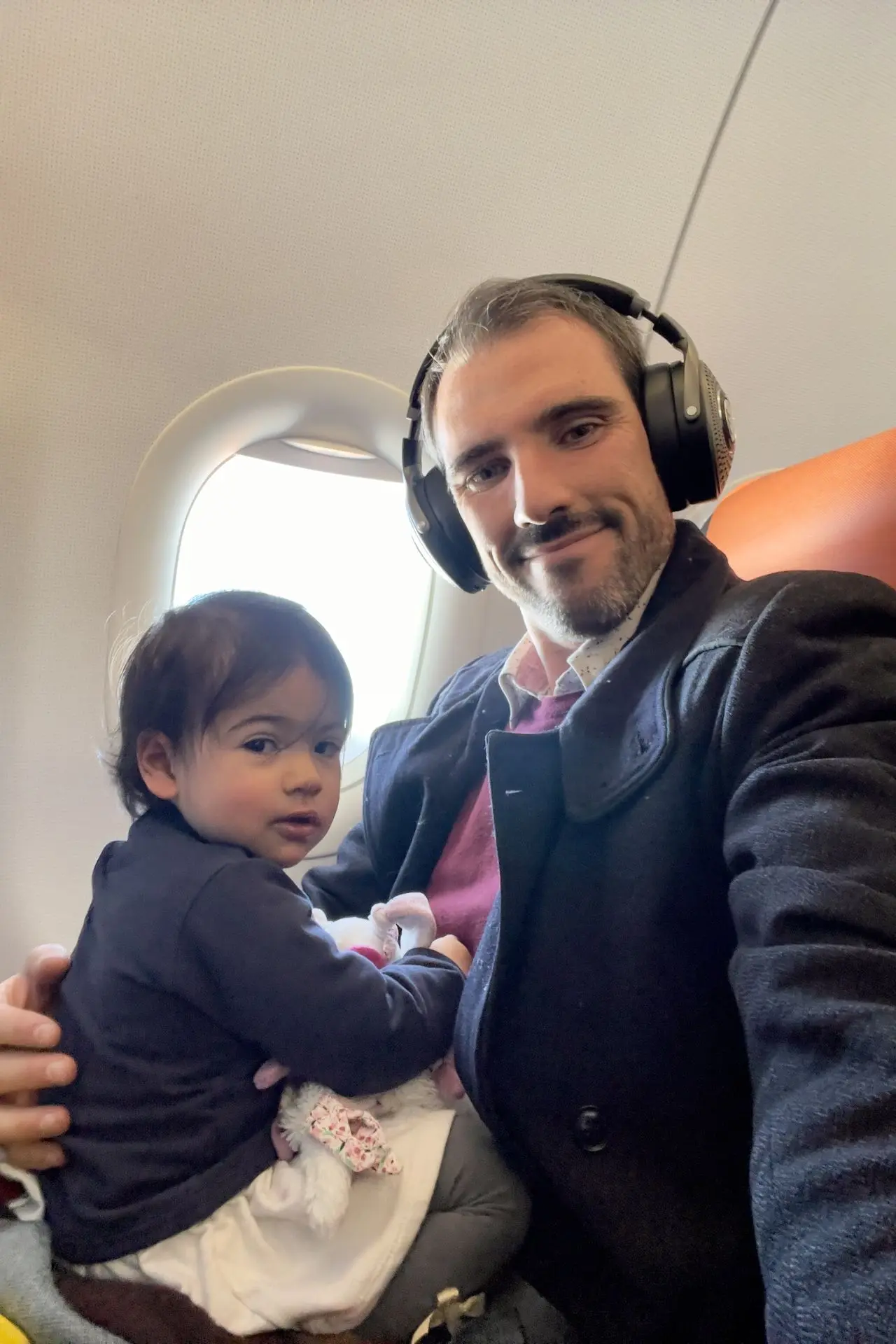 Parent et bébé près du hublot d&#39;un avion