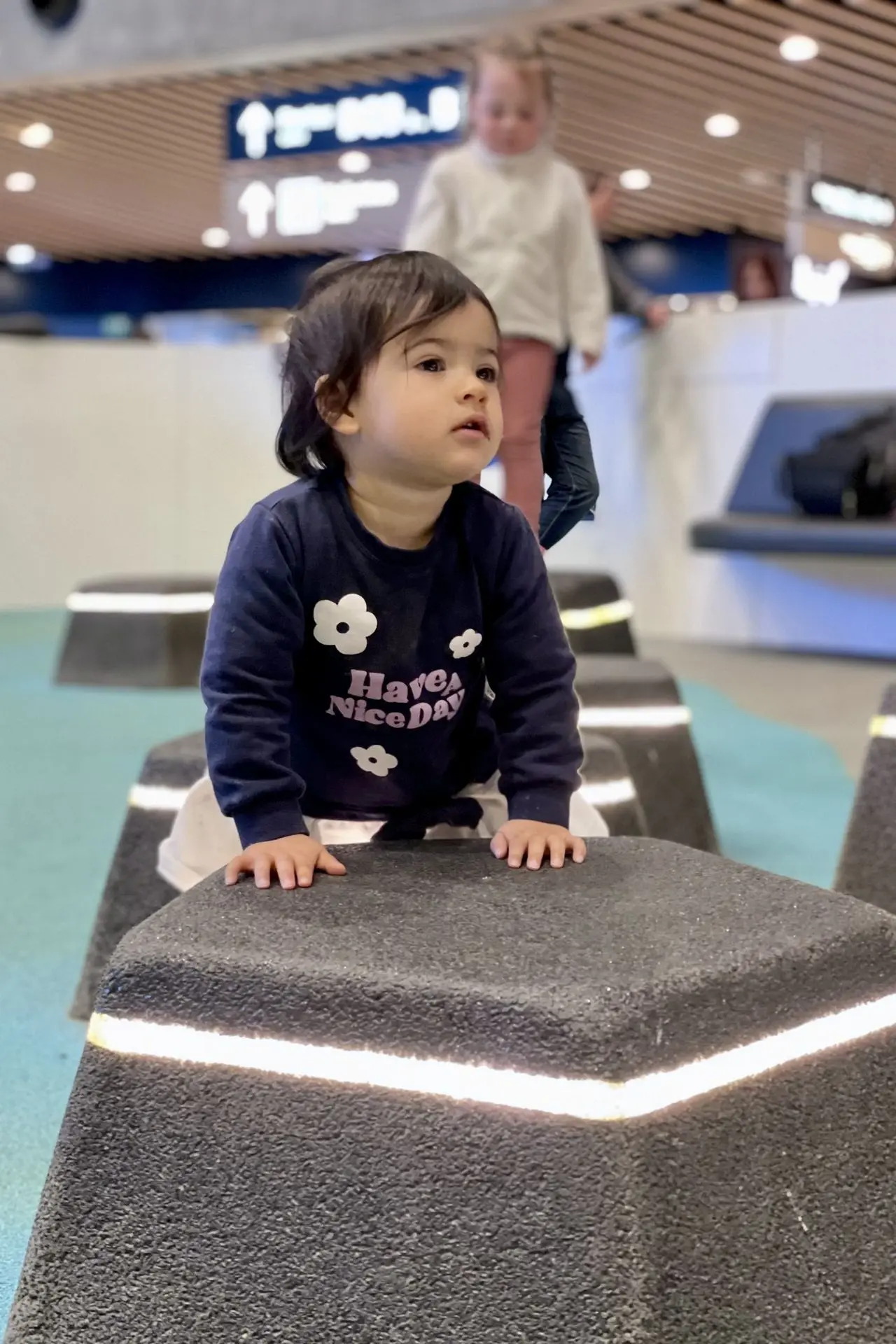 Bébé qui joue dans l&#39;aéroport