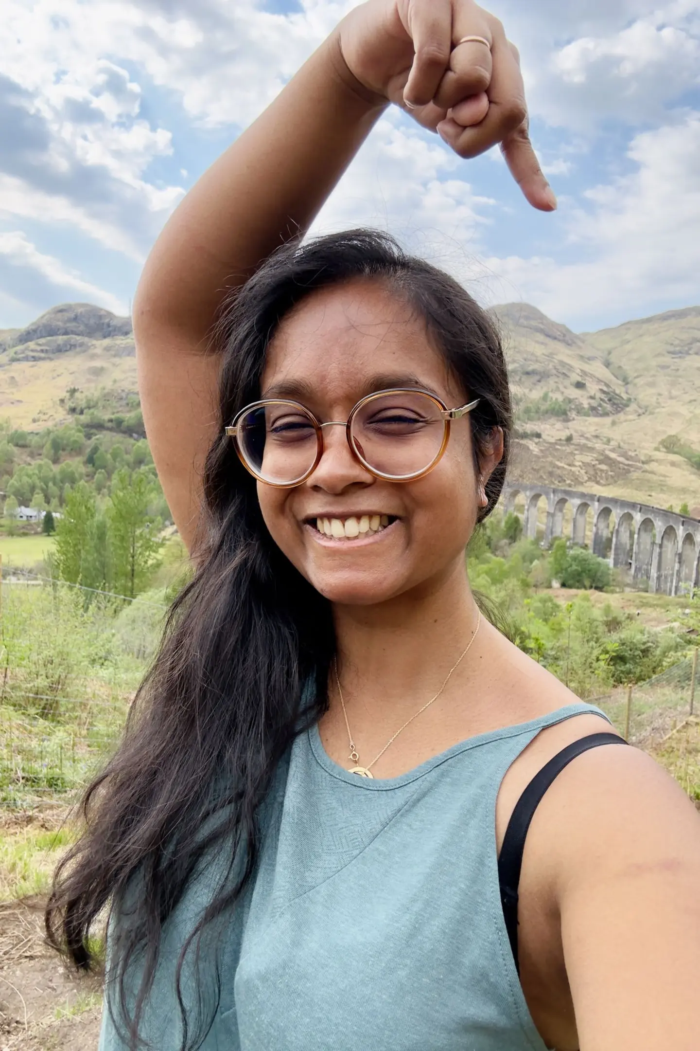 Mélusine de Murmureur devant le viaduc