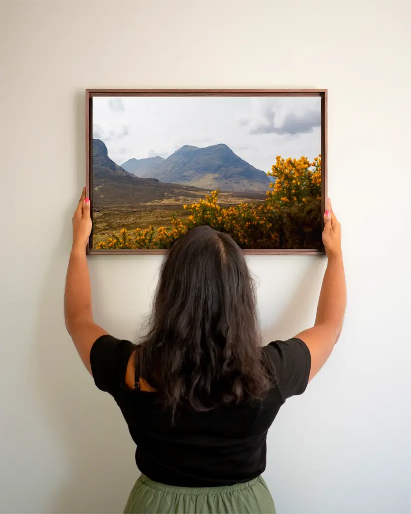 Glencoe_vallee_fleur_jaune_montagne_scotland_toile_cadre_3_femme_mur.webp