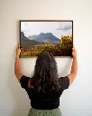 Glencoe_vallee_fleur_jaune_montagne_scotland_toile_cadre_3_femme_mur.webp