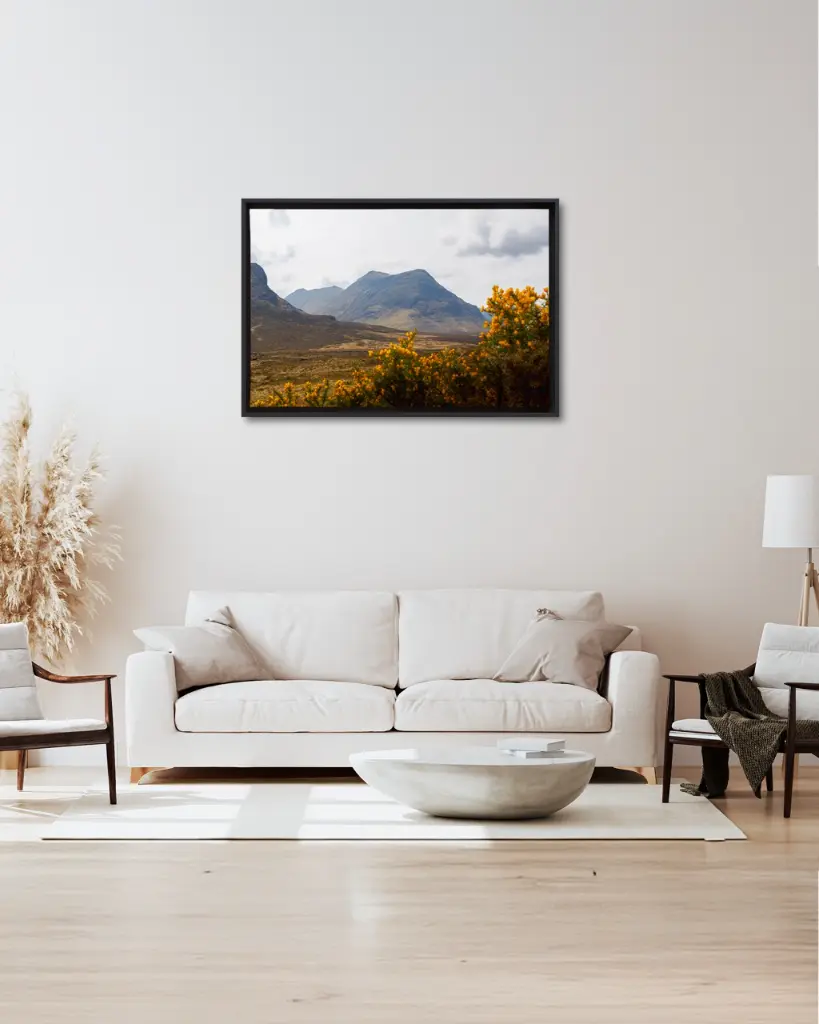 Glencoe_vallee_fleur_jaune_montagne_scotland_toile_cadre_2_salon_beige_tissus_moderne.webp