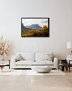 Glencoe_vallee_fleur_jaune_montagne_scotland_toile_cadre_2_salon_beige_tissus_moderne.webp