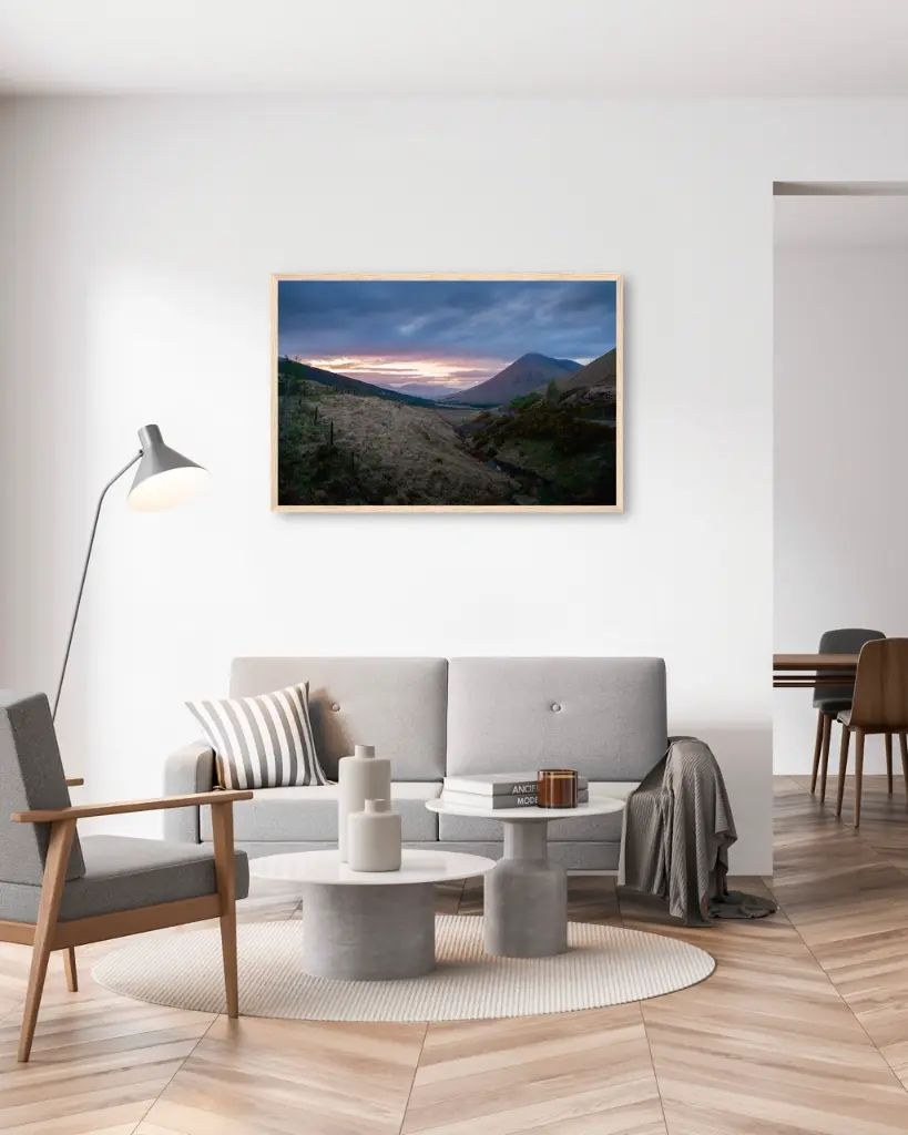 Loch_lomond_scotland_soir_poster_cadre_2_salon_gris_tissus_moderne.webp