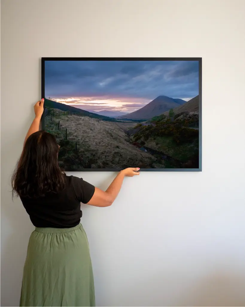Loch_lomond_scotland_soir_poster_cadre_3_femme_mur.webp