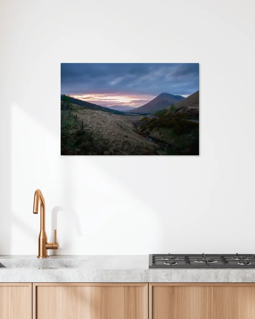 Loch_lomond_scotland_soir_toile_simple_5_cuisine_scandinave_moderne.webp