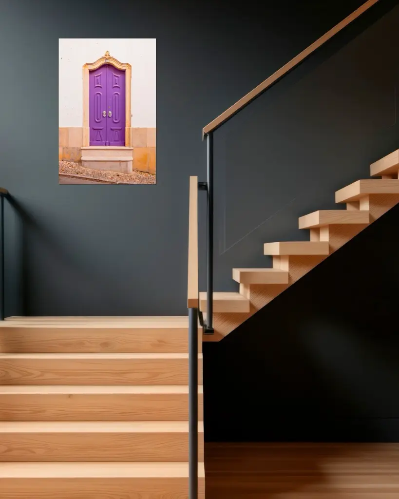 Porte_violet_aluminium_escalier_bois_moderne - Grande.webp