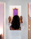 Porte_violet_aluminium_femme_mur - Grande.webp
