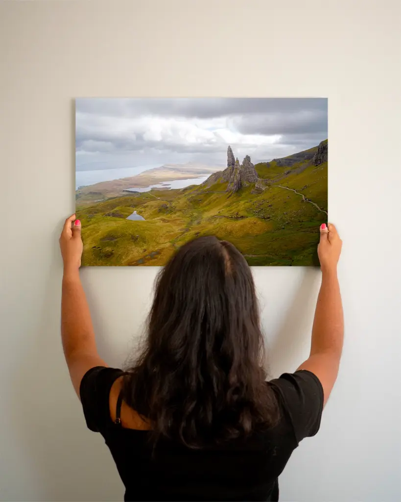 Old_man_storr_drone_aluminium_3_femme_mur.webp