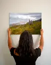 Old_man_storr_drone_aluminium_3_femme_mur.webp
