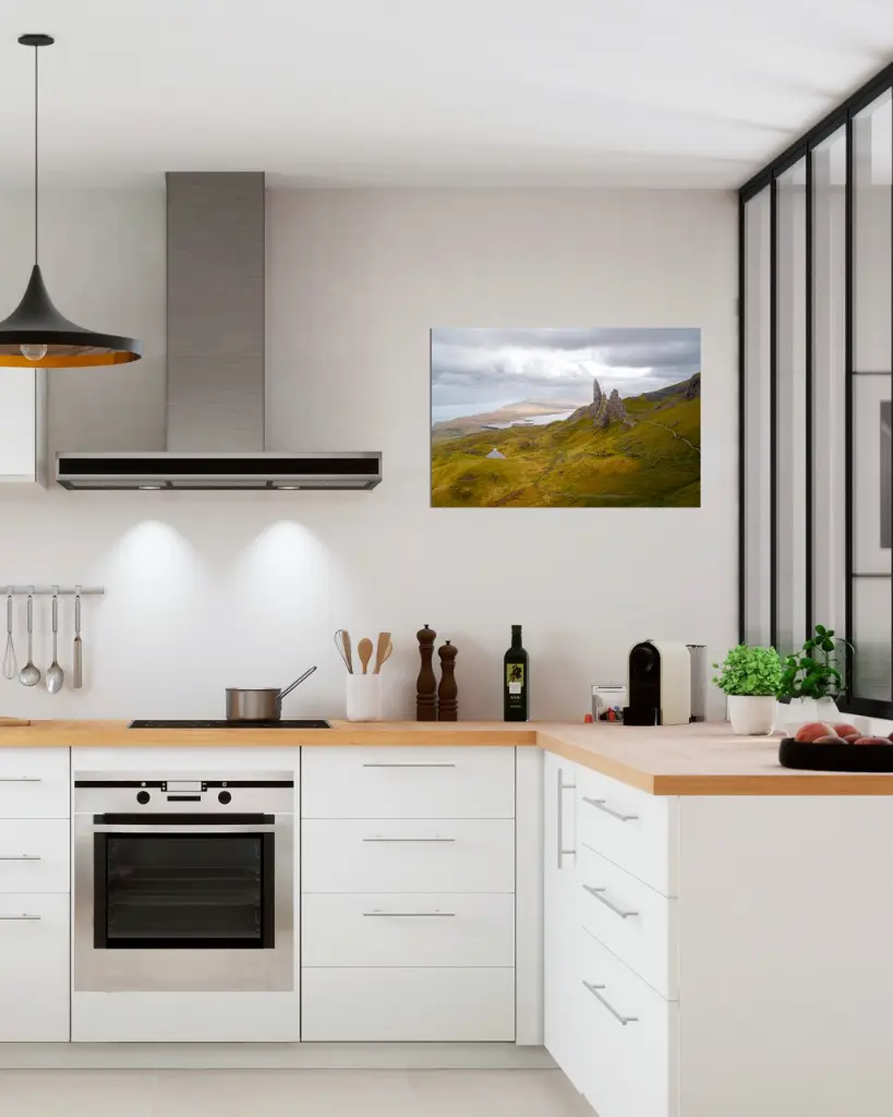 Old_man_storr_drone_aluminium_4_encadre_cuisine_moderne_industriel.webp