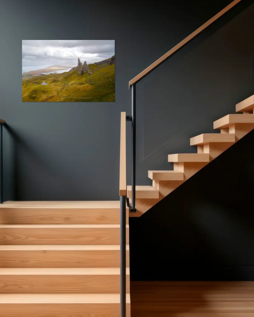 Old_man_storr_drone_aluminium_5_escalier_bois_moderne.webp