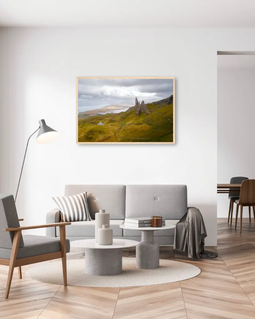 Old_man_storr_drone_poster_cadre_2_salon_gris_tissus_moderne.webp