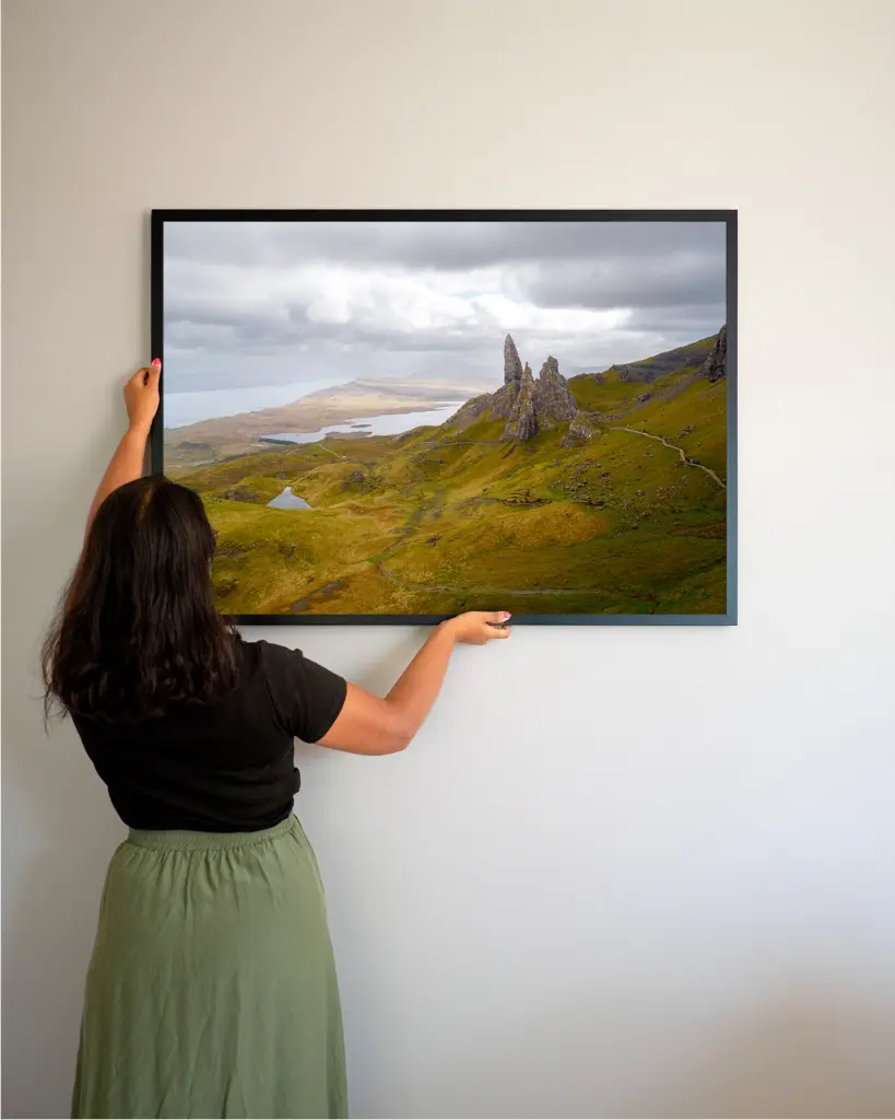 Old_man_storr_drone_poster_cadre_3_femme_mur.webp