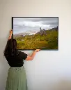 Old_man_storr_drone_poster_cadre_3_femme_mur.webp