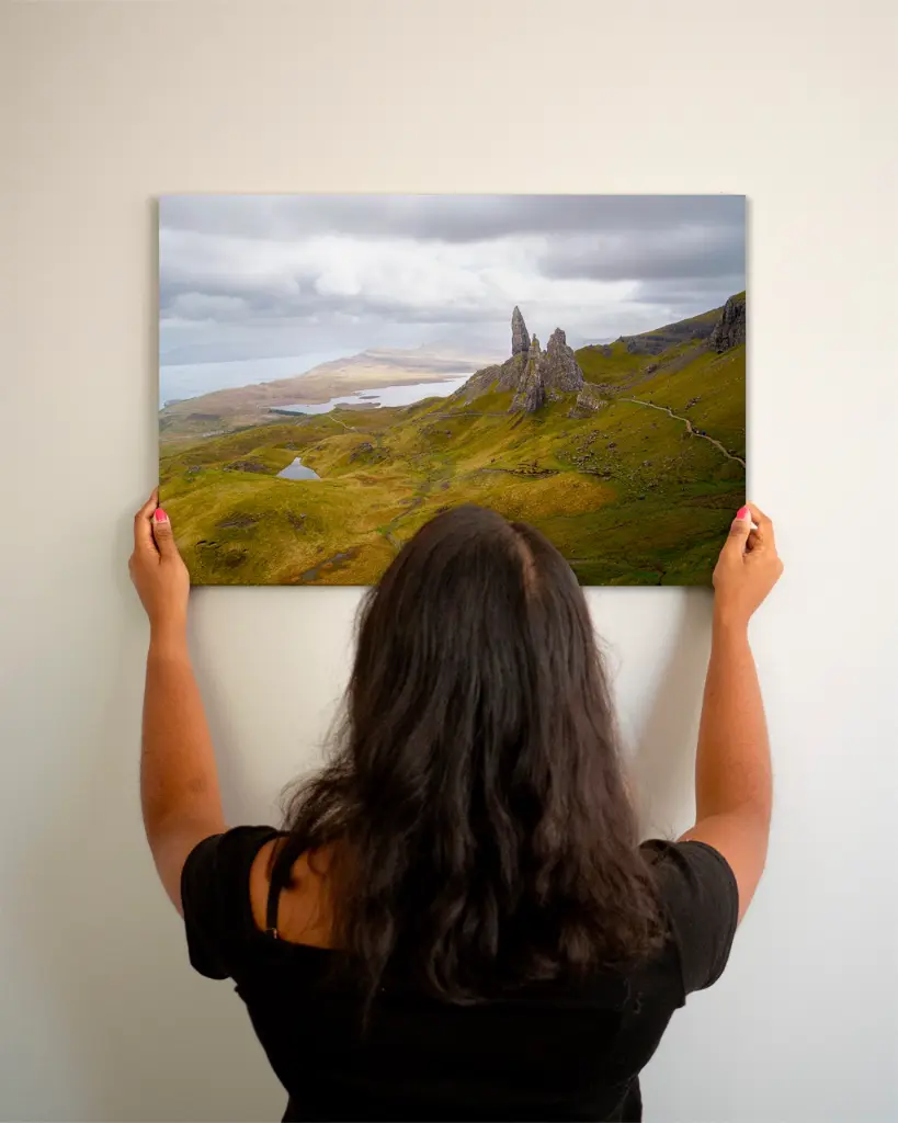 Old_man_storr_drone_toile_simple_3_femme_mur.webp