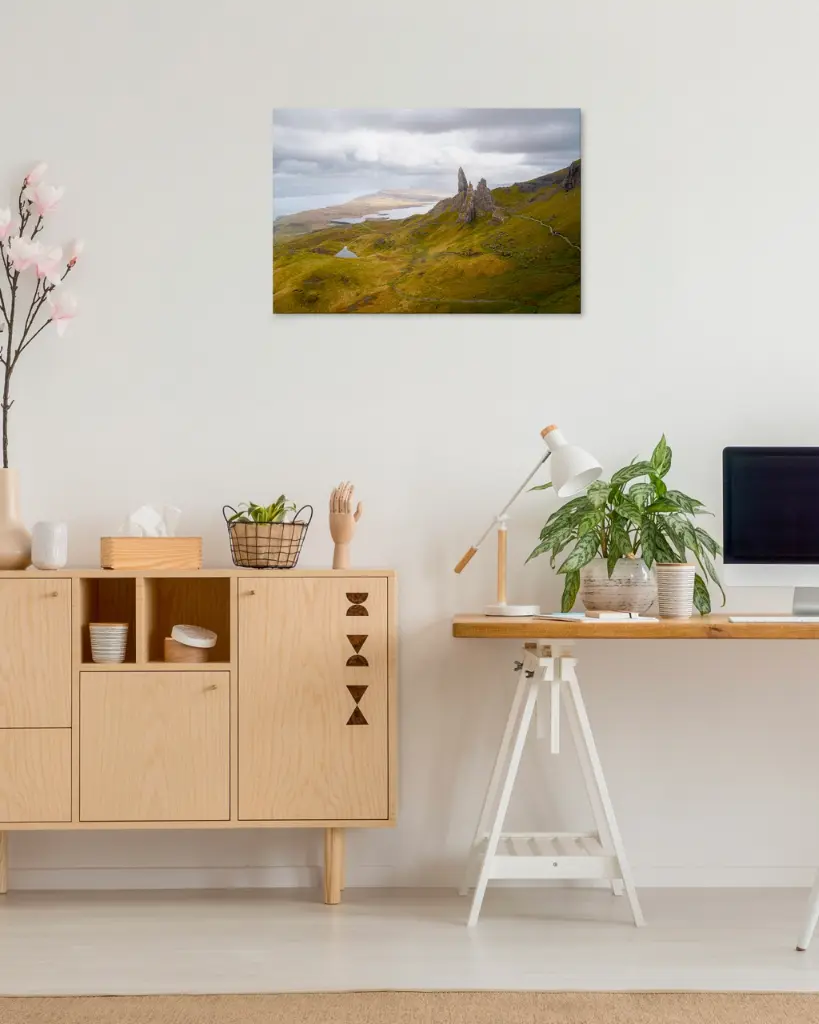 Old_man_storr_drone_toile_simple_4_bureau_atelier_maison.webp