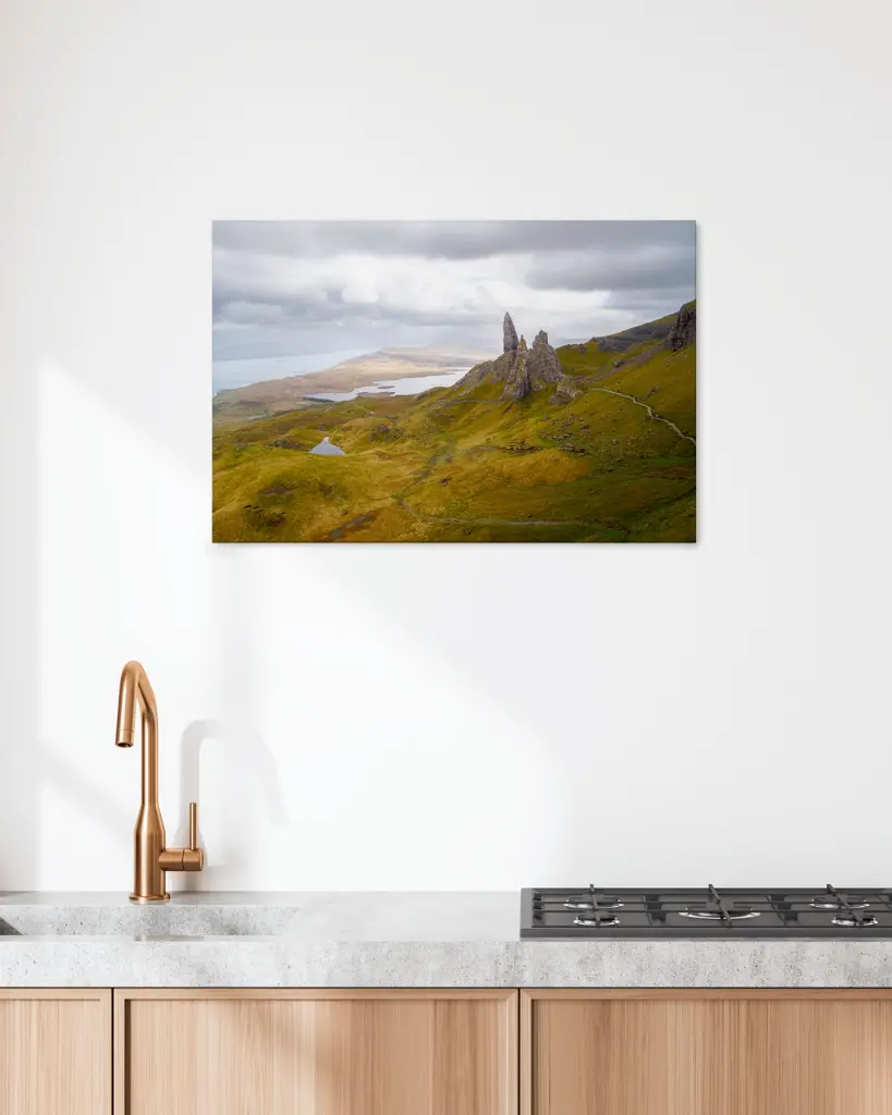 Old_man_storr_drone_toile_simple_5_cuisine_scandinave_moderne.webp