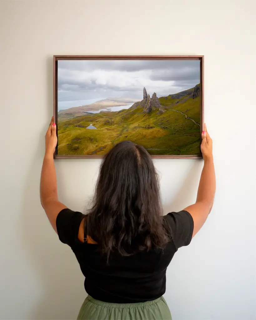 Old_man_storr_drone_toile_cadre_3_femme_mur.webp