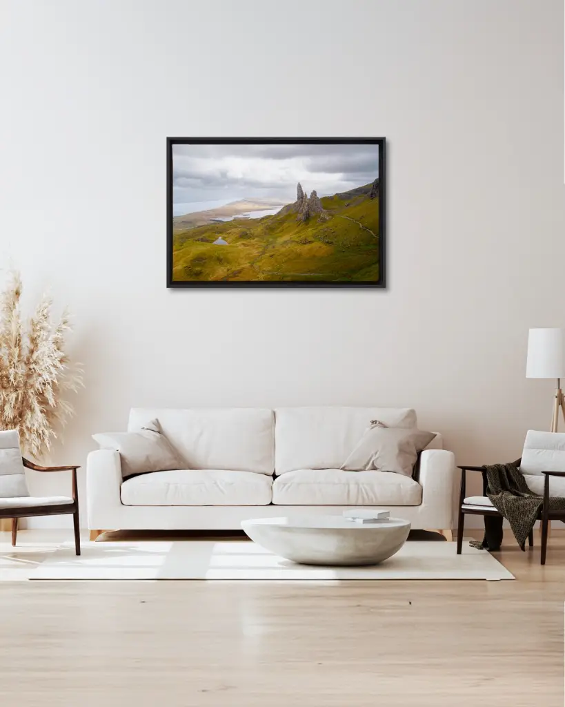 Old_man_storr_drone_toile_cadre_2_salon_beige_tissus_moderne.webp
