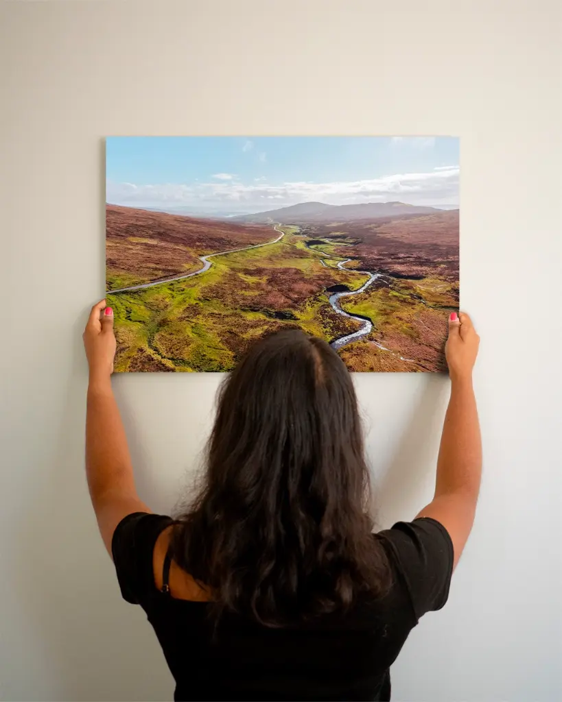 Quiraing_vallee_drone_scotland_aluminium_3_femme_mur.webp