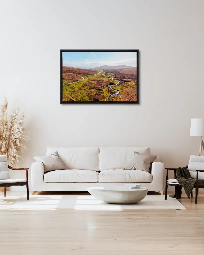 Quiraing_vallee_drone_scotland_toile_cadre_2_salon_beige_tissus_moderne.webp
