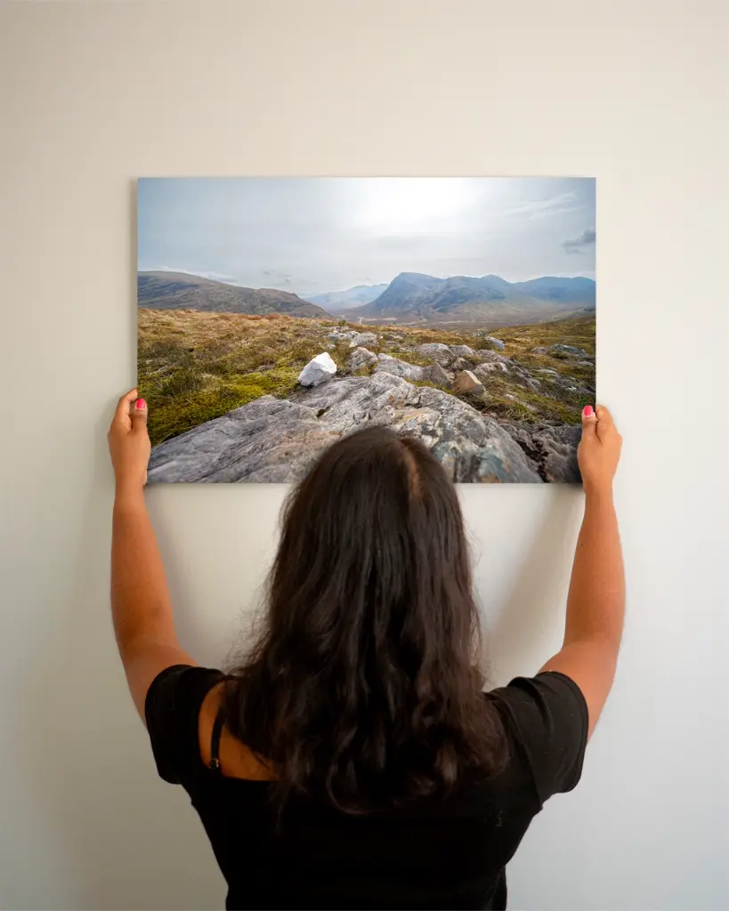 Glencoe_vallee_rocher_montagne_sctoland_aluminium_3_femme_mur.webp