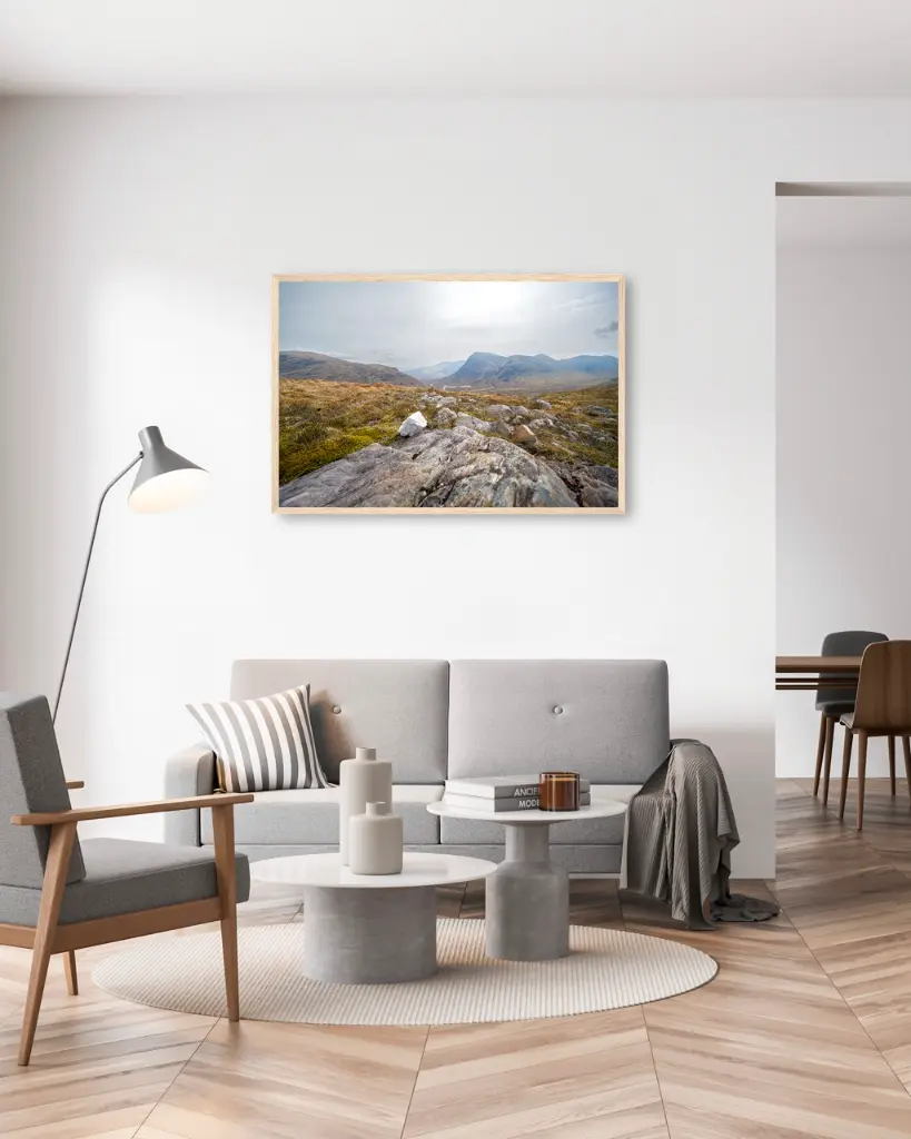 Glencoe_vallee_rocher_montagne_sctoland_poster_cadre_2_salon_gris_tissus_moderne.webp