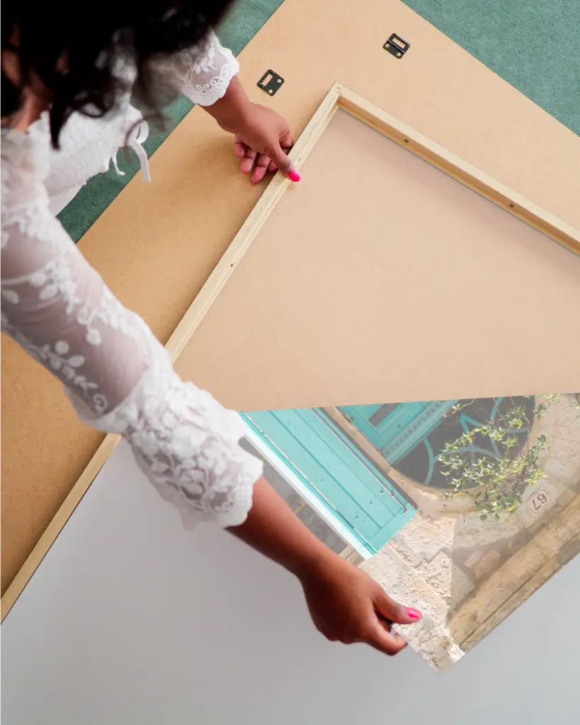 Porte_Bleu_Agenais_fine art_3_femme_cadre.webp