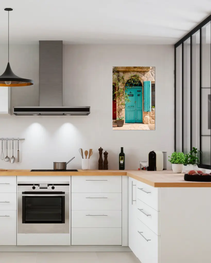 Porte_Bleu_Agenais_aluminium_4_encadre_cuisine_moderne_industriel.webp