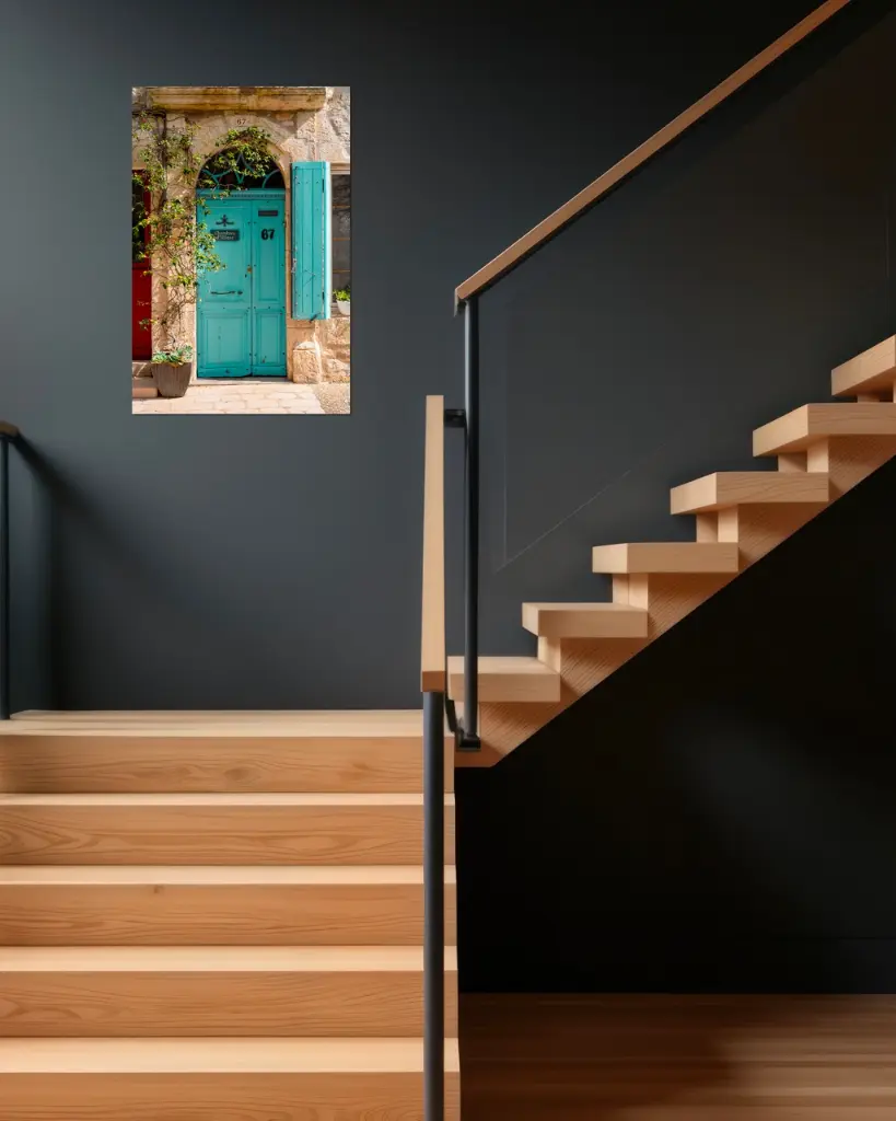Porte_Bleu_Agenais_aluminium_5_escalier_bois_moderne.webp