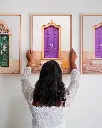 Porte_violet_toile_encadre_femme_mur.webp