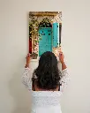 Porte_Bleu_Agenais_toile_simple_3_femme_mur.webp