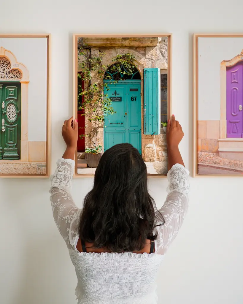 Porte_Bleu_Agenais_toile_cadre_3_femme_mur.webp