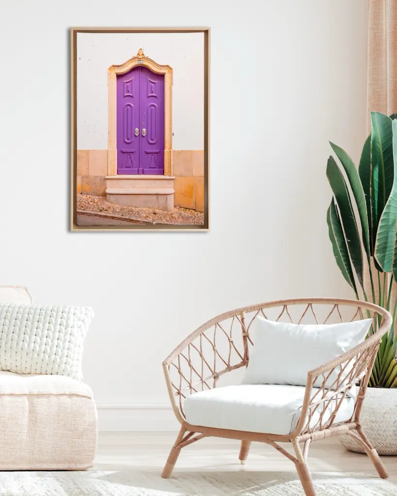 Porte_violet_toile_encadre_salon_osier.webp