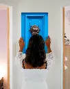 Porte_Bleu_Mouton_aluminium_3_femme_mur.webp