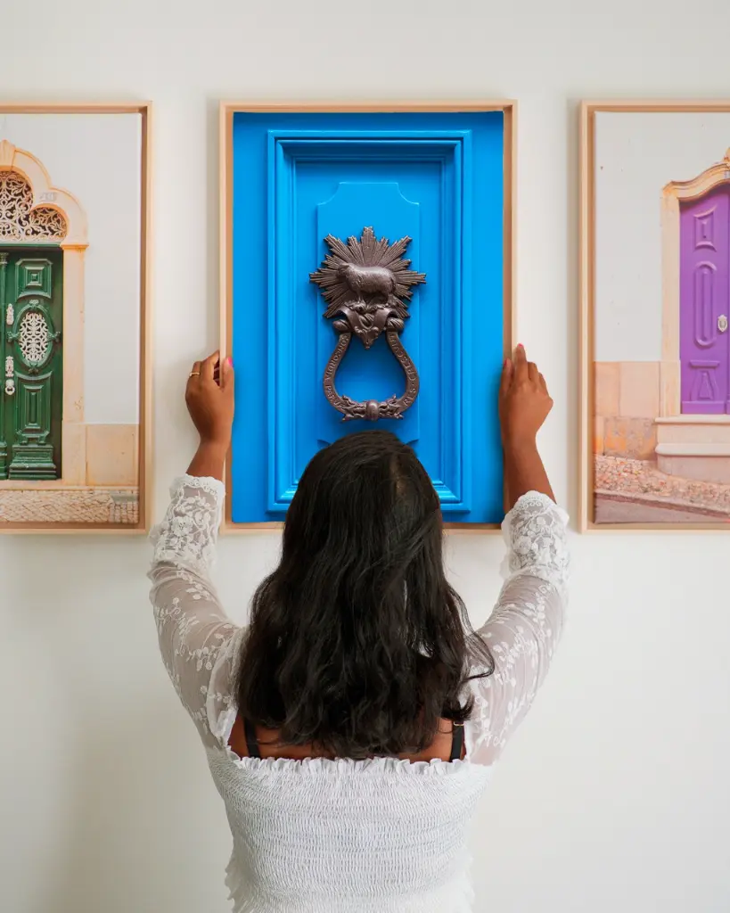 Porte_Bleu_Mouton_toile_cadre_3_femme_mur.webp