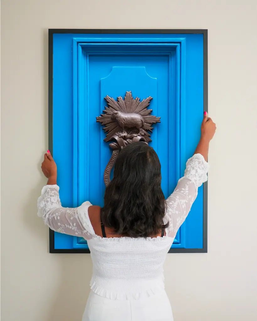 Porte_Bleu_Mouton_poster_cadre_3_femme_mur.webp