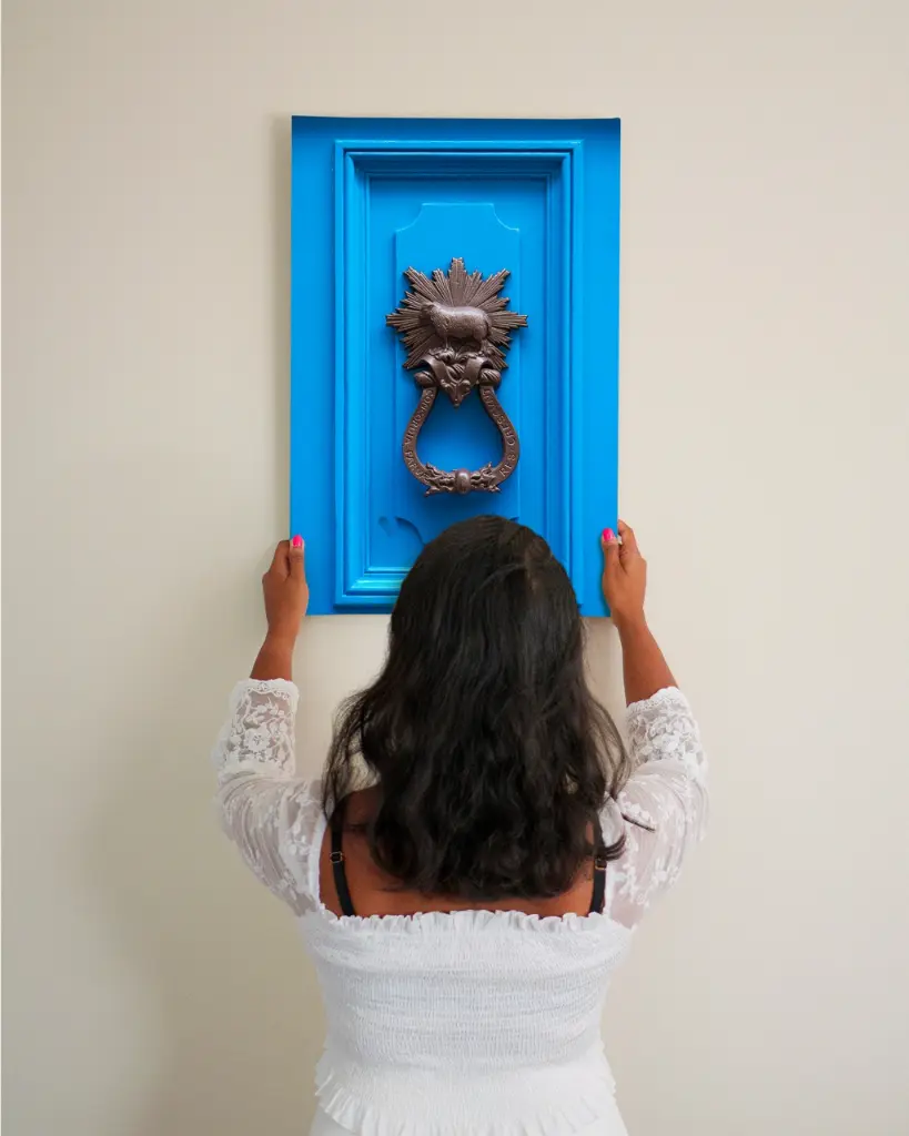 Porte_Bleu_Mouton_toile_simple_3_femme_mur.webp