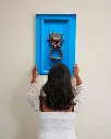 Porte_Bleu_Mouton_toile_simple_3_femme_mur.webp