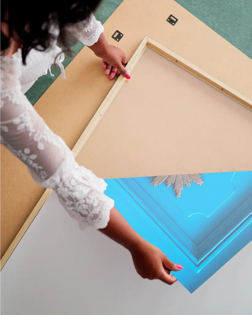 Porte_Bleu_Mouton_fine art_3_femme_cadre.webp