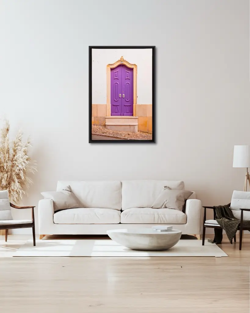 Porte_violet_toile_encadre_salon_beige_tissus_moderne.webp