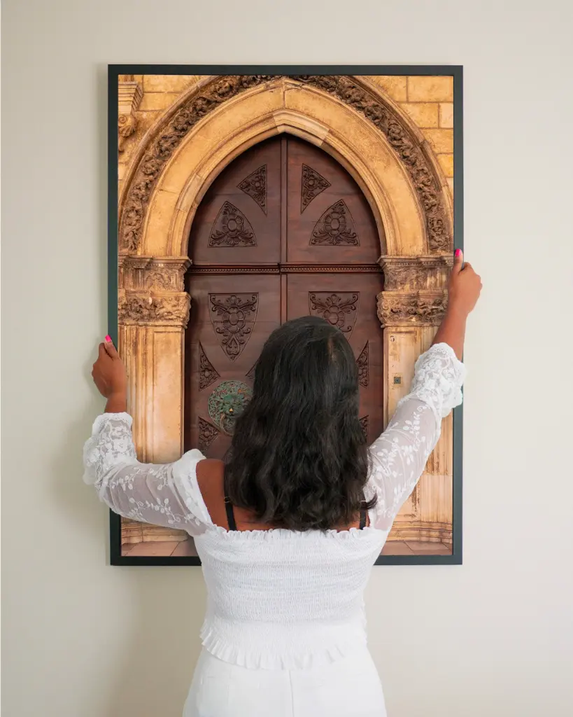 Porte_Dubrovnik_poster_cadre_3_femme_mur.webp
