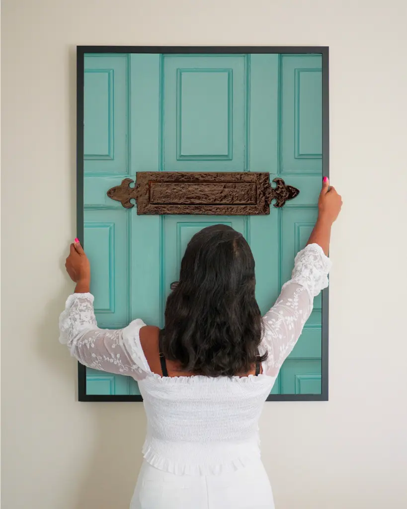 Porte_Libellule_poster_cadre_3_femme_mur.webp