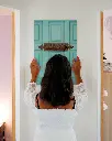 Porte_Libellule_aluminium_3_femme_mur.webp