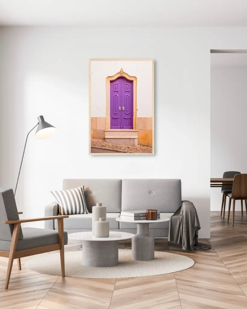 Porte_violet_poster_encadre_salon_gris_tissus_moderne.webp