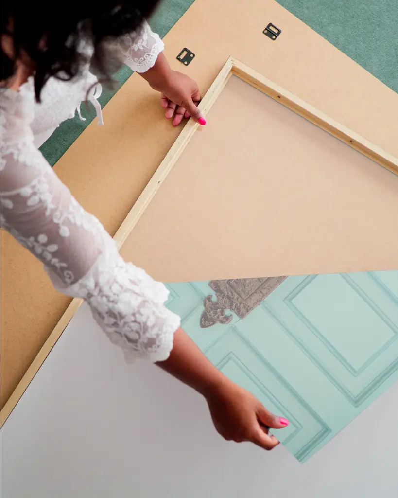 Porte_Libellule_fine art_3_femme_cadre.webp