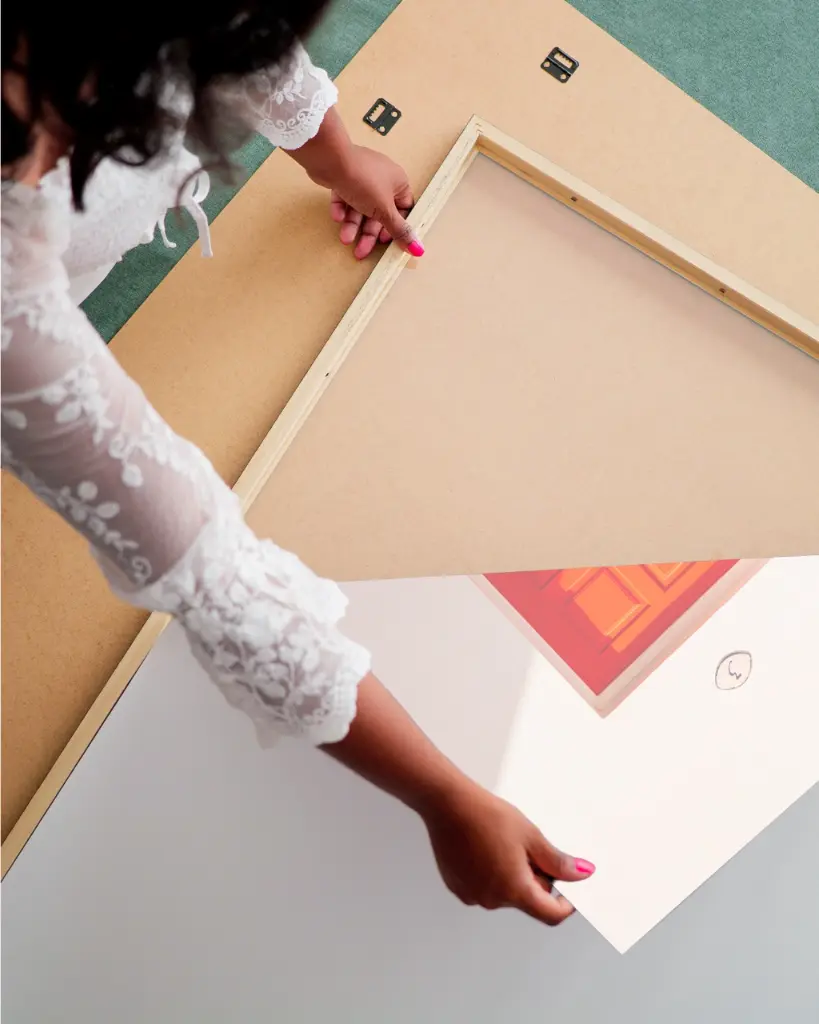 Porte_Rouge_fine art_3_femme_cadre.webp