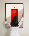 Porte_Rouge_poster_cadre_3_femme_mur.webp